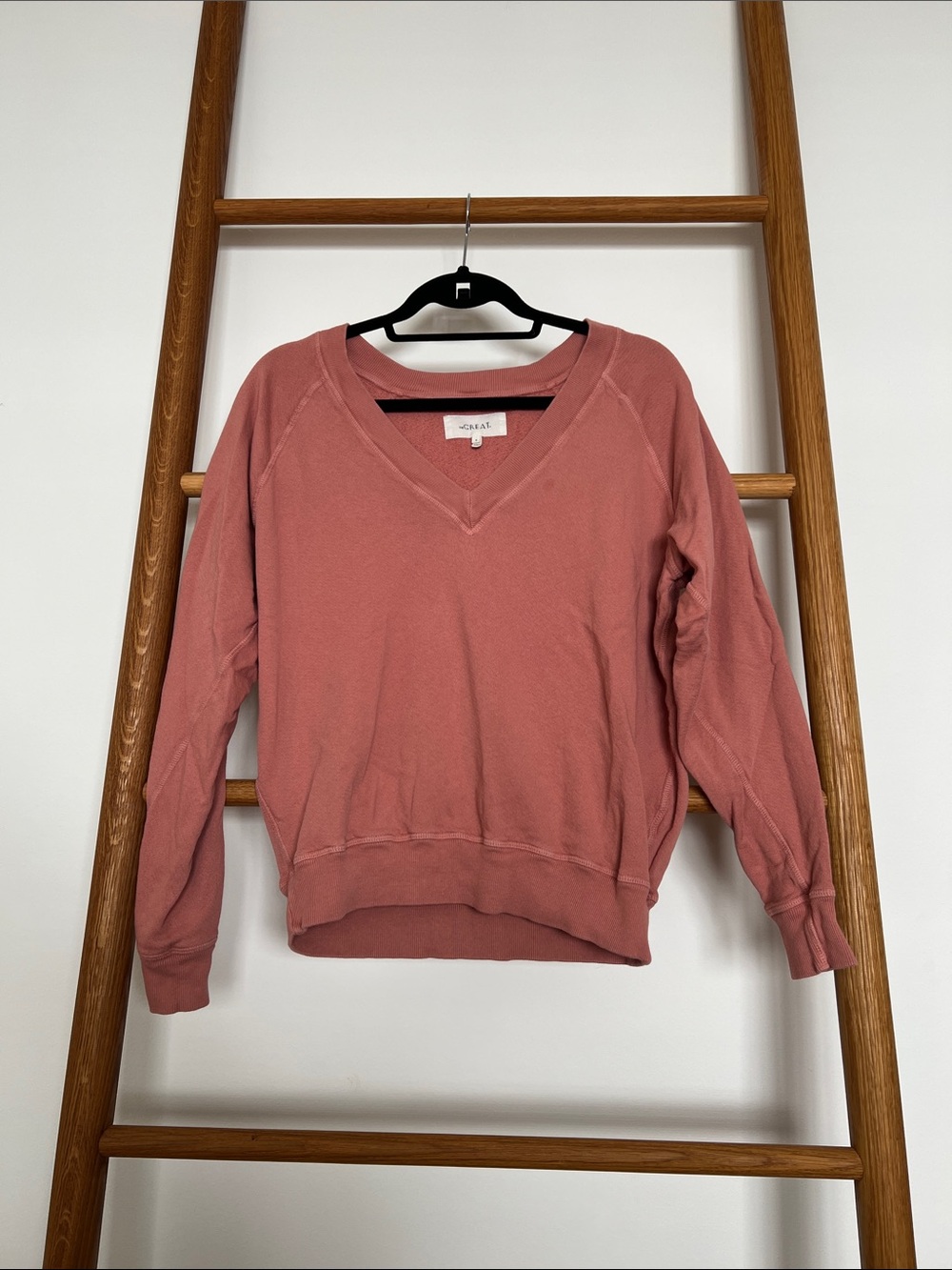 THE GREAT. Women's V-Neck Sweatshirt in Dusty Rose